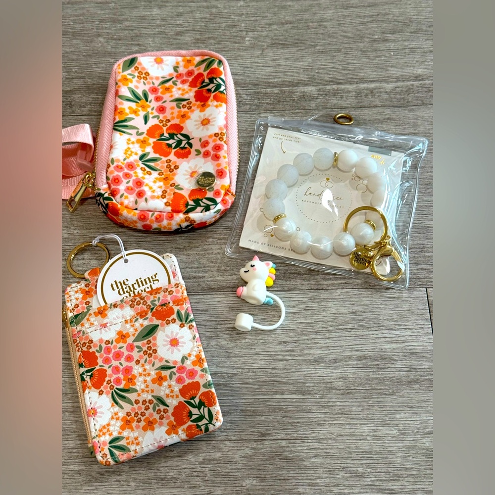 Tumbler pack with keychain wallet set